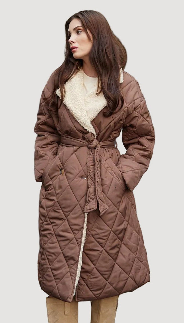 Gesteppter Damenmantel mit Gürtel und Kunstpelzkragen