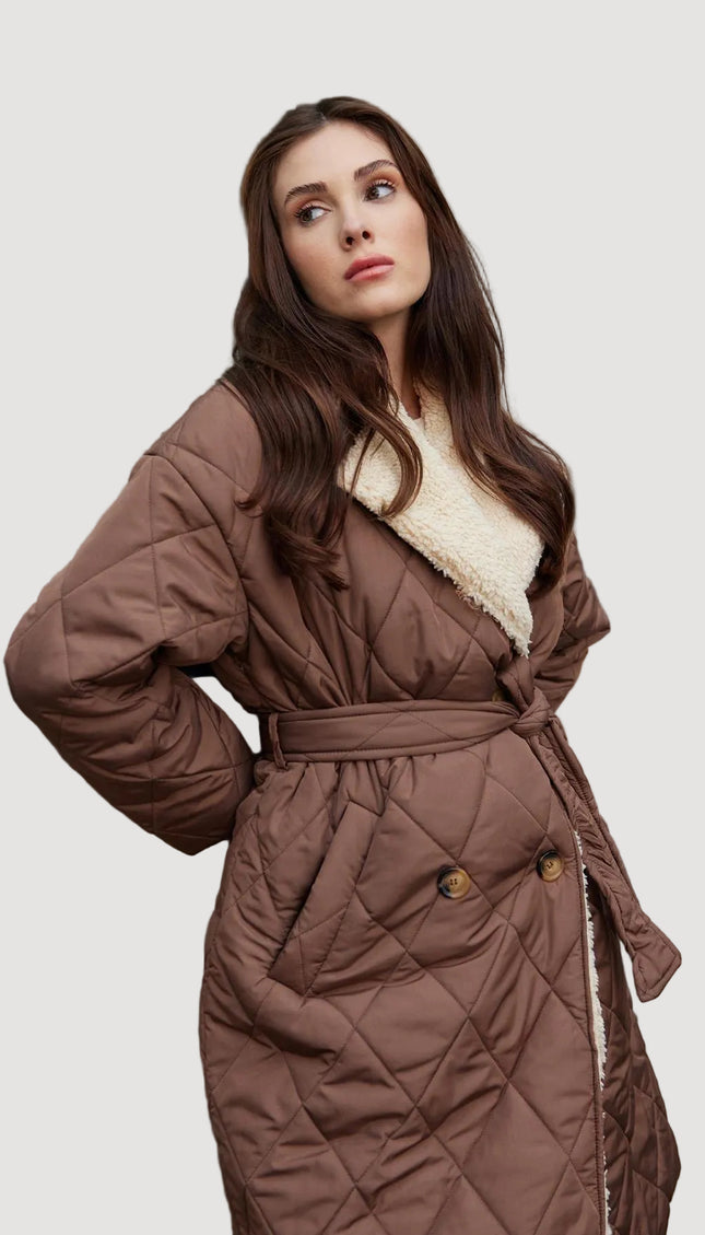 Gesteppter Damenmantel mit Gürtel und Kunstpelzkragen